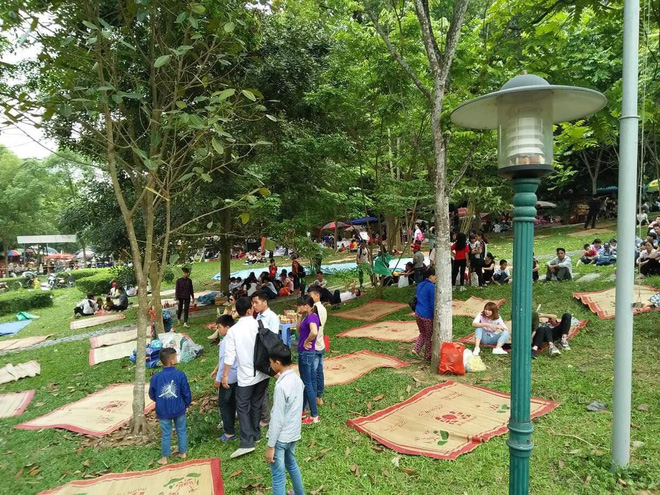 Biển người đổ về Đền Hùng dù chưa chính hội 10/3, nhiều du khách đợi 2 tiếng chưa lên được tới đền